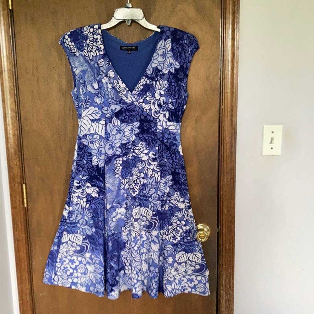 Jones New York floral fit & flare dress w stretch & shoulder pads 10 - Picture 4 of 17
